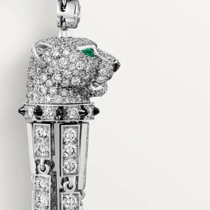 Boucles d&rsquo;oreilles Panthère de Cartier, émeraudes, pavées