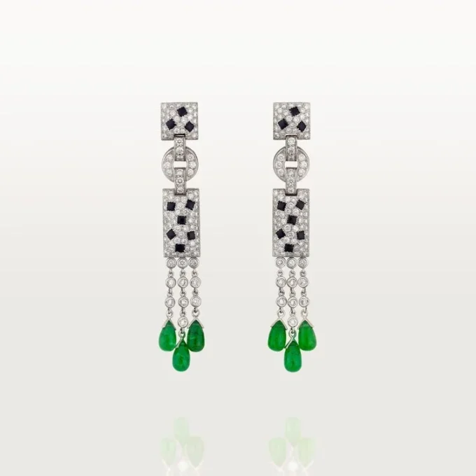 Boucles d&rsquo;oreilles Panthère de Cartier – Or blanc, émeraudes, onyx, diamants – Cartier