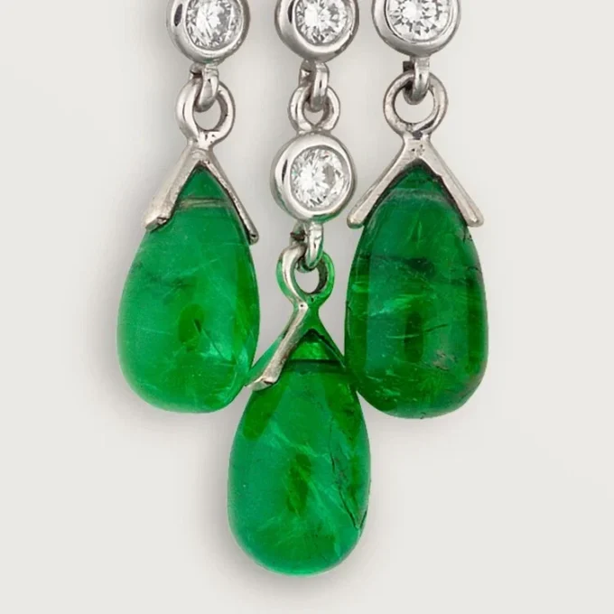 Boucles d&rsquo;oreilles Panthère de Cartier – Or blanc, émeraudes, onyx, diamants – Cartier