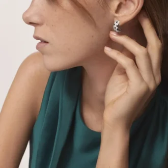 Boucles d&rsquo;oreilles Panthère de Cartier – Or blanc, onyx, diamants – Cartier