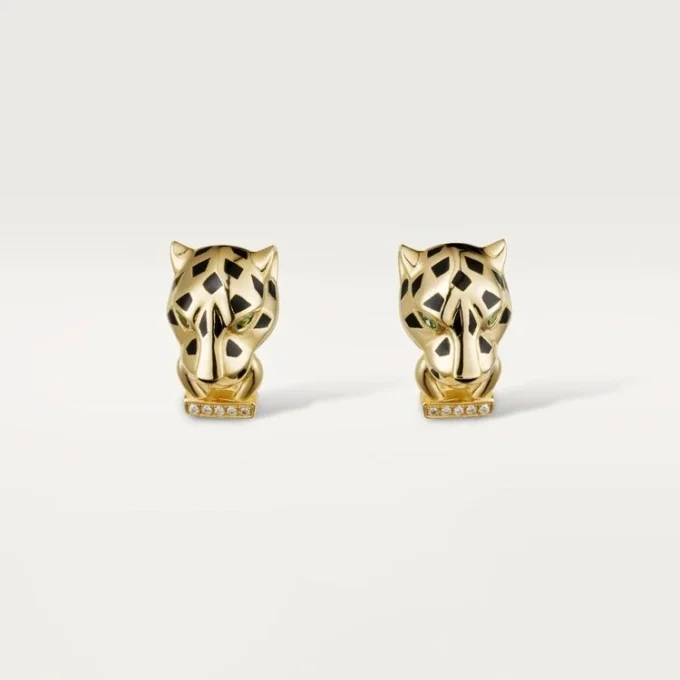 Boucles d&rsquo;oreilles Panthère de Cartier – Or jaune, laque, diamants, grenats tsavorites, onyx – Cartier