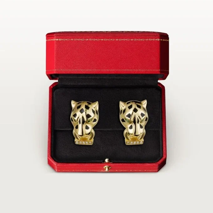 Boucles d&rsquo;oreilles Panthère de Cartier – Or jaune, laque, diamants, grenats tsavorites, onyx – Cartier