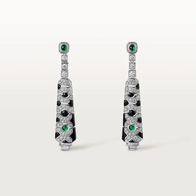 Boucles d&rsquo;oreilles [Sur]Naturel – Or blanc, émeraudes, onyx, diamants – Cartier