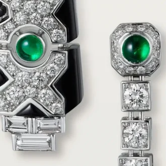 Boucles d&rsquo;oreilles [Sur]Naturel – Or blanc, émeraudes, onyx, diamants – Cartier