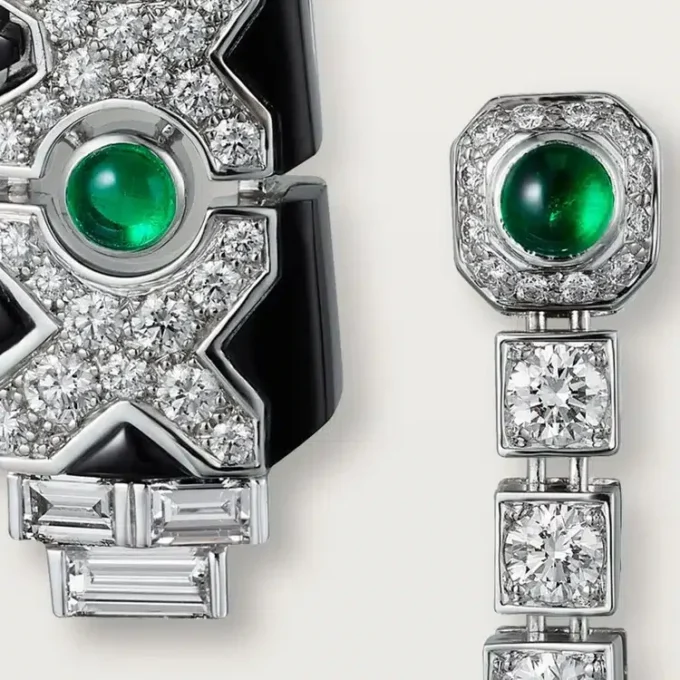 Boucles d&rsquo;oreilles [Sur]Naturel – Or blanc, émeraudes, onyx, diamants – Cartier