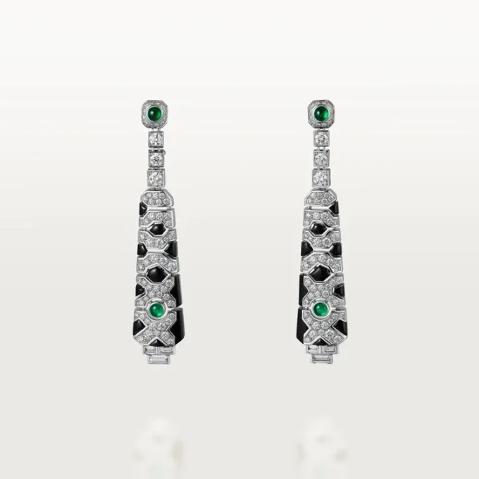 Boucles d&rsquo;oreilles [Sur]Naturel – Or blanc, émeraudes, onyx, diamants – Cartier