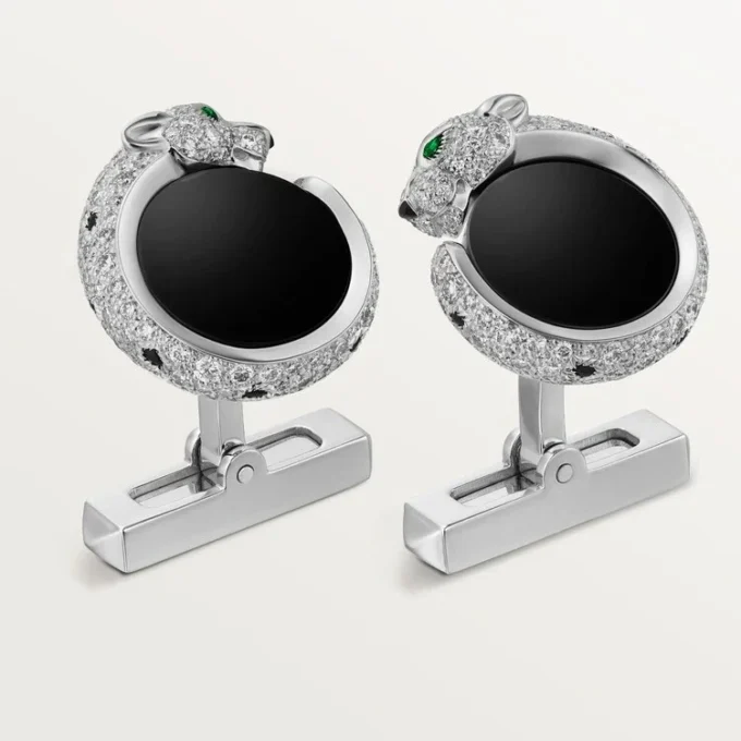 Boutons de manchette Panthere De Cartier – Or blanc rhodié, diamants, émeraudes, onyx – Cartier Boutons de manchette Panthere De Cartier – Or blanc rhodié, diamants, émeraudes, onyx – Cartier