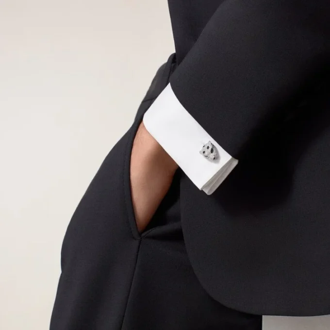 Boutons de manchette Panthere De Cartier – Or blanc rhodié, diamants, émeraudes, onyx – Cartier Boutons de manchette Panthere De Cartier – Or blanc rhodié, diamants, émeraudes, onyx – Cartier