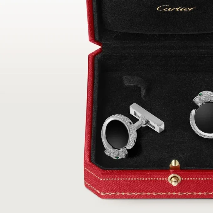 Boutons de manchette Panthere De Cartier – Or blanc rhodié, diamants, émeraudes, onyx – Cartier Boutons de manchette Panthere De Cartier – Or blanc rhodié, diamants, émeraudes, onyx – Cartier