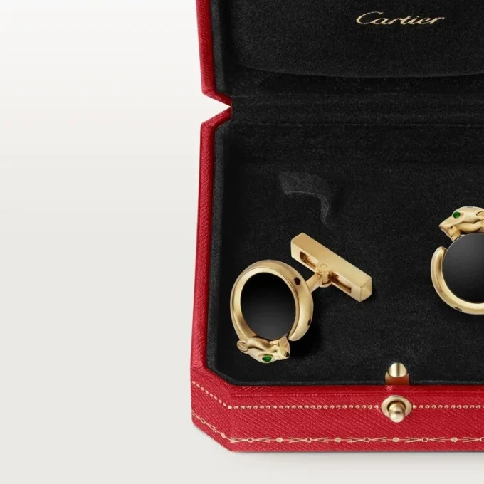 Boutons de manchette Panthère de Cartier – Or jaune, onyx, tsavorites et laque noire – Cartier Boutons de manchette Panthère de Cartier – Or jaune, onyx, tsavorites et laque noire – Cartier