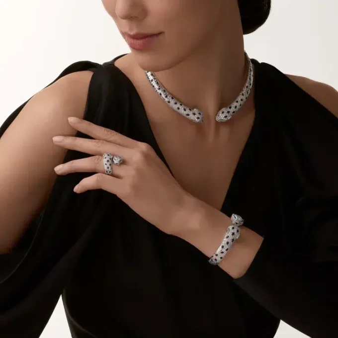 Collier Torque Panthère de Cartier, articulé, pavé
