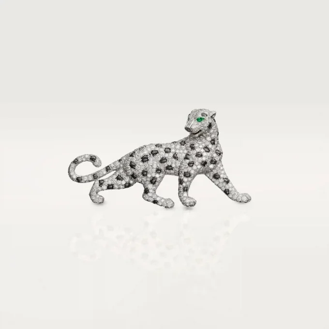Broche Panthère de Cartier – Or blanc, émeraudes, onyx, diamants – Cartier