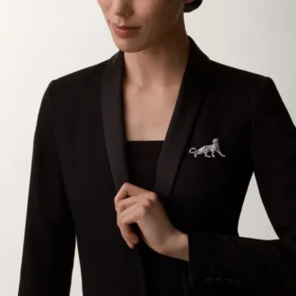Broche Panthère de Cartier – Or blanc, émeraudes, onyx, diamants – Cartier
