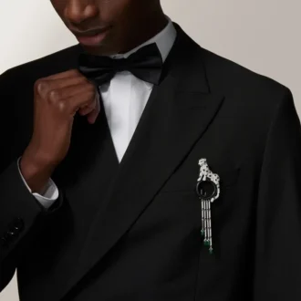 Broche Panthère de Cartier – Or blanc, émeraudes, onyx, diamants – Cartier