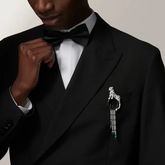 Broche Panthère de Cartier – Or blanc, émeraudes, onyx, diamants – Cartier