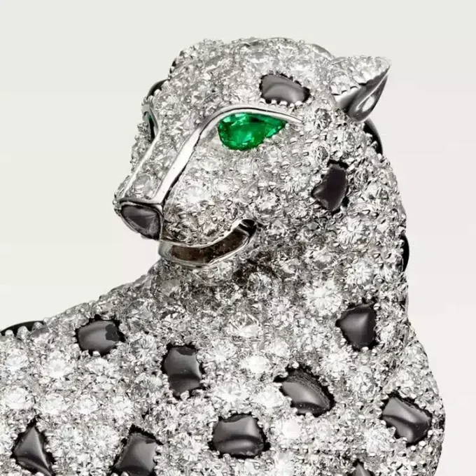 Broche Panthère de Cartier – Or blanc, émeraudes, onyx, diamants – Cartier