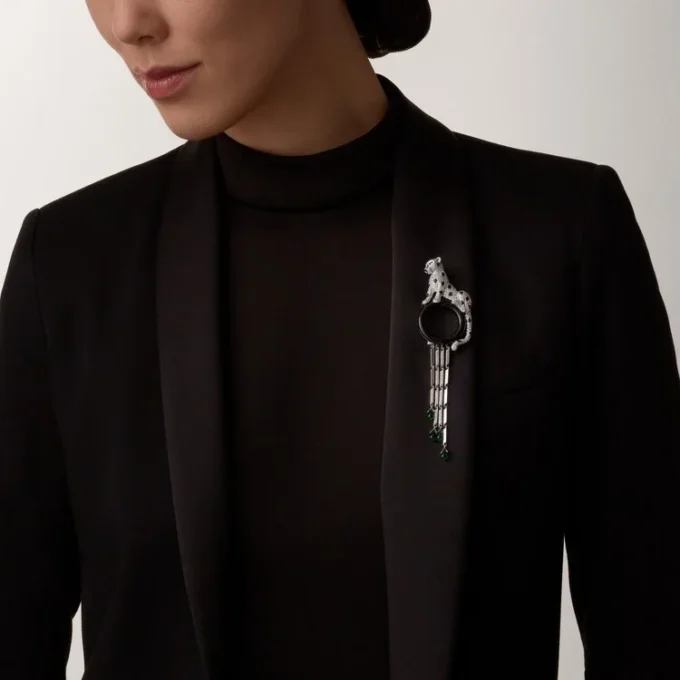 Broche Panthère de Cartier – Or blanc, émeraudes, onyx, diamants – Cartier