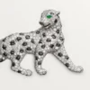 Broche Panthère de Cartier – Or blanc, émeraudes, onyx, diamants – Cartier