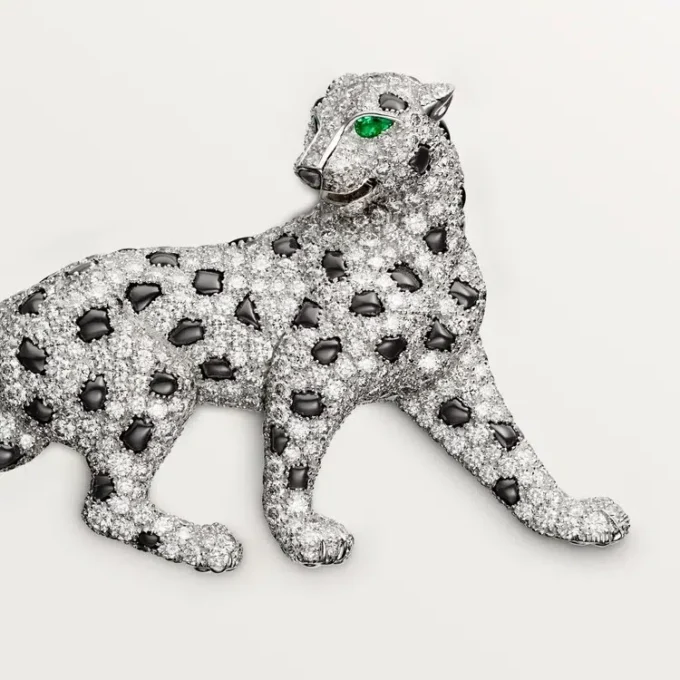 Broche Panthère de Cartier – Or blanc, émeraudes, onyx, diamants – Cartier