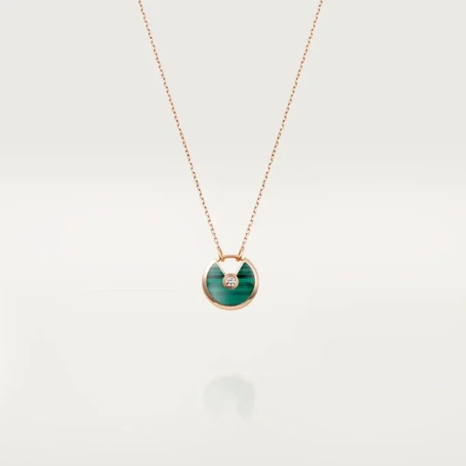 Collier Amulette de Cartier, petit modèle – Or rose, malachite, diamant – Cartier Collier Amulette de Cartier, petit modèle – Or rose, malachite, diamant – Cartier