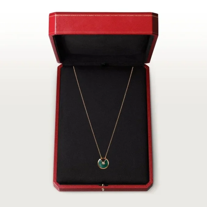 Collier Amulette de Cartier, petit modèle – Or rose, malachite, diamant – Cartier Collier Amulette de Cartier, petit modèle – Or rose, malachite, diamant – Cartier