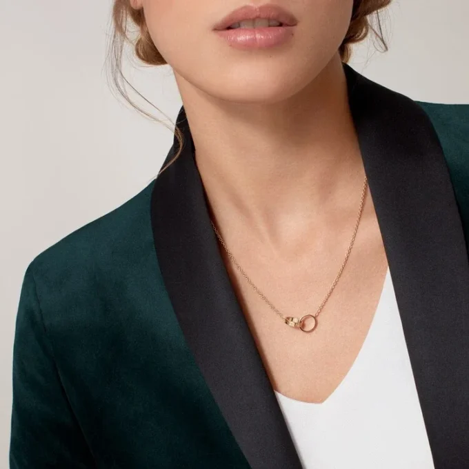 Collier avec pendentif et chaîne Love en or jaune | Cartier US Collier avec pendentif et chaîne Love en or jaune | Cartier US