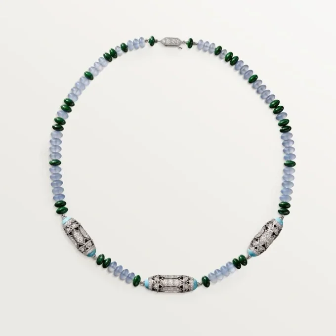 Collier de haute joaillerie – Or blanc, calcédoine, skarn, turquoise, laque noire, diamants – Cartier