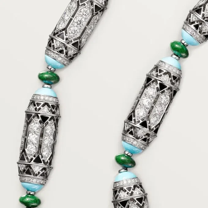 Collier de haute joaillerie – Or blanc, calcédoine, skarn, turquoise, laque noire, diamants – Cartier