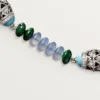 Collier de haute joaillerie – Or blanc, calcédoine, skarn, turquoise, laque noire, diamants – Cartier