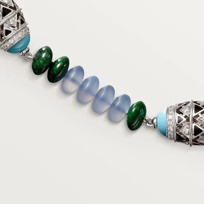 Collier de haute joaillerie – Or blanc, calcédoine, skarn, turquoise, laque noire, diamants – Cartier