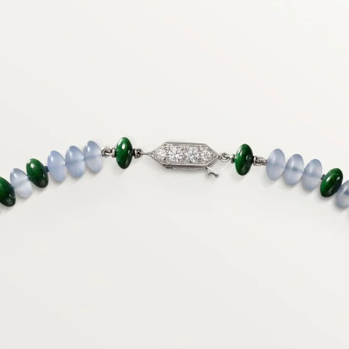 Collier de haute joaillerie – Or blanc, calcédoine, skarn, turquoise, laque noire, diamants – Cartier