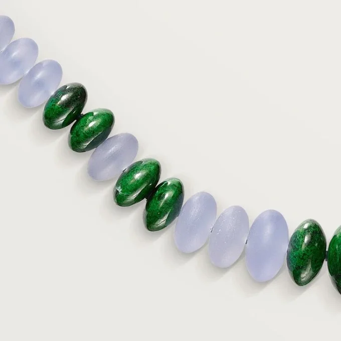 Collier de haute joaillerie – Or blanc, calcédoine, skarn, turquoise, laque noire, diamants – Cartier