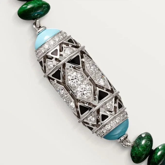 Collier de haute joaillerie – Or blanc, calcédoine, skarn, turquoise, laque noire, diamants – Cartier
