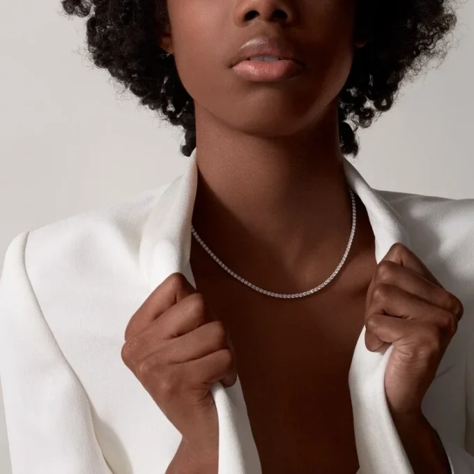 Collier Essential Lines – Or blanc, diamants – Cartier