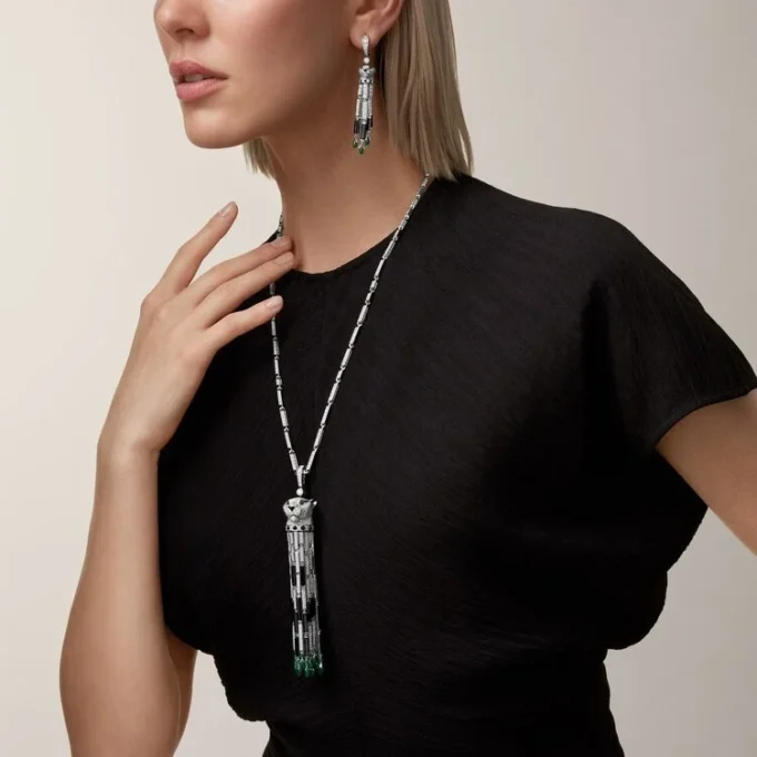 Collier long Panthère de Cartier, émeraude, multi-port, grand modèle, pavé