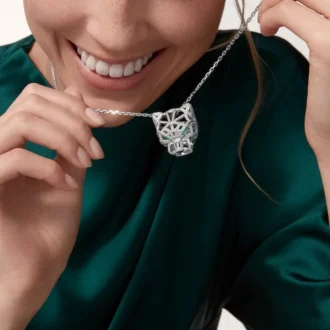 Collier Panthère de Cartier – Or blanc, émeraudes, diamants, onyx – Cartier
