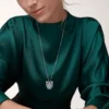 Collier Panthère de Cartier – Or blanc, émeraudes, diamants, onyx – Cartier