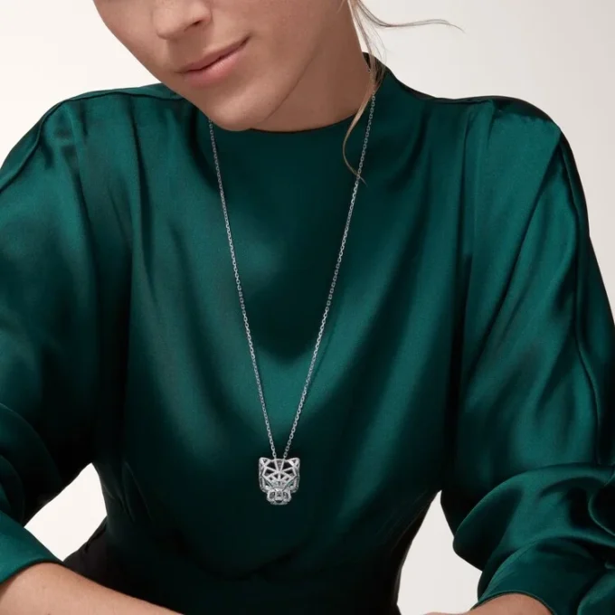 Collier Panthère de Cartier – Or blanc, émeraudes, diamants, onyx – Cartier
