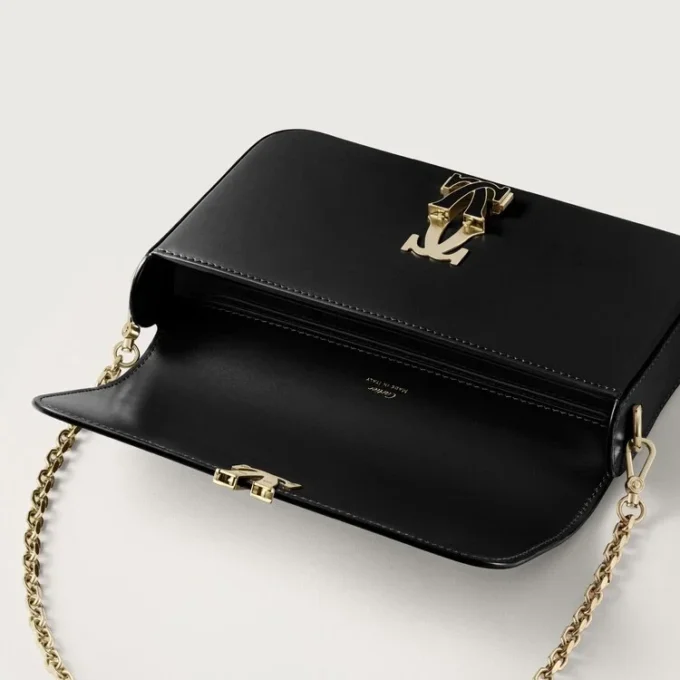 Mini sac à chaîne, Double C de Cartier – Cuir de veau noir, finition en or et émail noir – Cartier Mini sac à chaîne, Double C de Cartier – Cuir de veau noir, finition en or et émail noir – Cartier