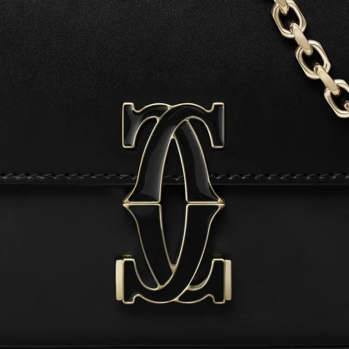 Mini sac à chaîne, Double C de Cartier – Cuir de veau noir, finition en or et émail noir – Cartier Mini sac à chaîne, Double C de Cartier – Cuir de veau noir, finition en or et émail noir – Cartier