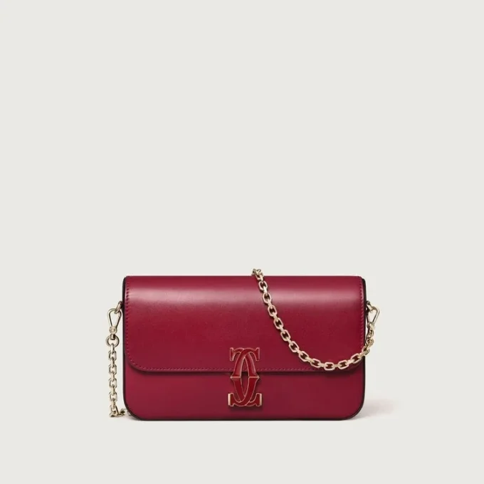 Mini sac à chaîne, Double C de Cartier – Cuir de veau rouge cerise, finition en or et émail rouge cerise – Cartier Mini sac à chaîne, Double C de Cartier – Cuir de veau rouge cerise, finition en or et émail rouge cerise – Cartier