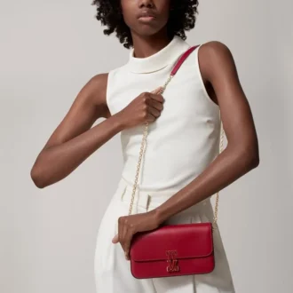 Mini sac à chaîne, Double C de Cartier – Cuir de veau rouge cerise, finition en or et émail rouge cerise – Cartier