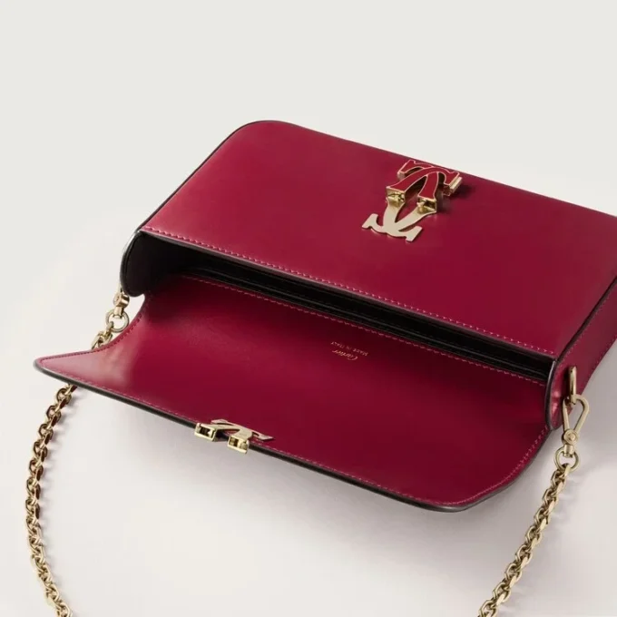 Mini sac à chaîne, Double C de Cartier – Cuir de veau rouge cerise, finition en or et émail rouge cerise – Cartier Mini sac à chaîne, Double C de Cartier – Cuir de veau rouge cerise, finition en or et émail rouge cerise – Cartier