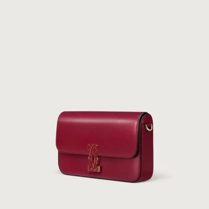Mini sac à chaîne, Double C de Cartier – Cuir de veau rouge cerise, finition en or et émail rouge cerise – Cartier Mini sac à chaîne, Double C de Cartier – Cuir de veau rouge cerise, finition en or et émail rouge cerise – Cartier