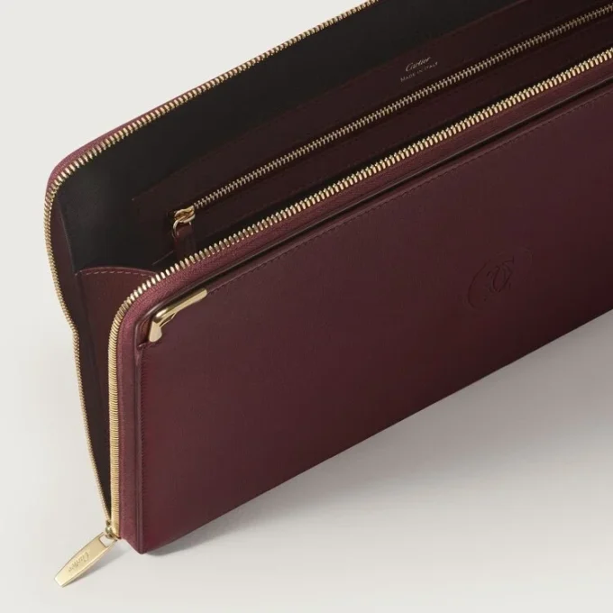 Porte-documents, Must De Cartier – Cuir de veau bordeaux, finition dorée – Cartier