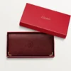 Portefeuille international à soufflets, Must de Cartier – Cuir de veau bordeaux, finition dorée – Cartier Portefeuille international à soufflets, Must de Cartier – Cuir de veau bordeaux, finition dorée – Cartier