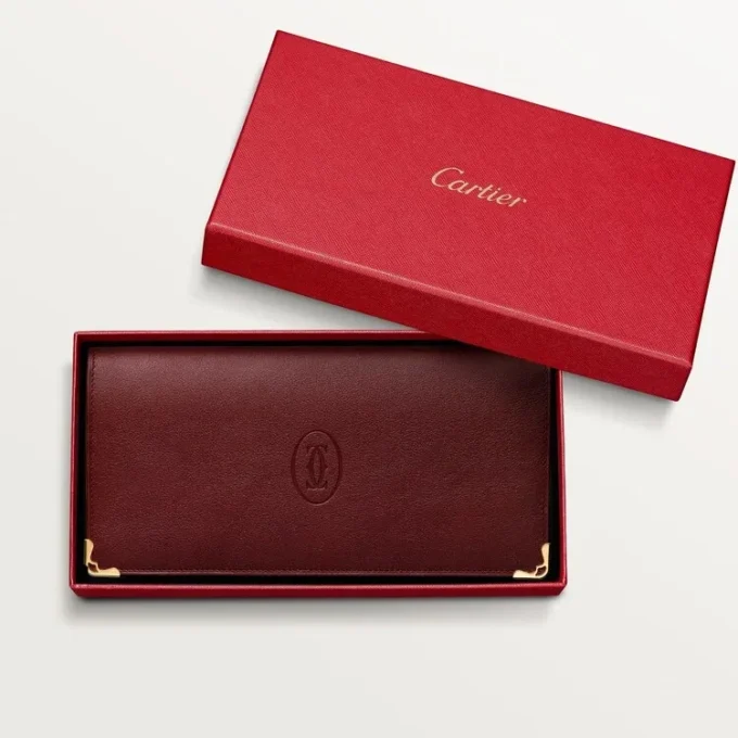 Portefeuille international à soufflets, Must de Cartier – Cuir de veau bordeaux, finition dorée – Cartier Portefeuille international à soufflets, Must de Cartier – Cuir de veau bordeaux, finition dorée – Cartier
