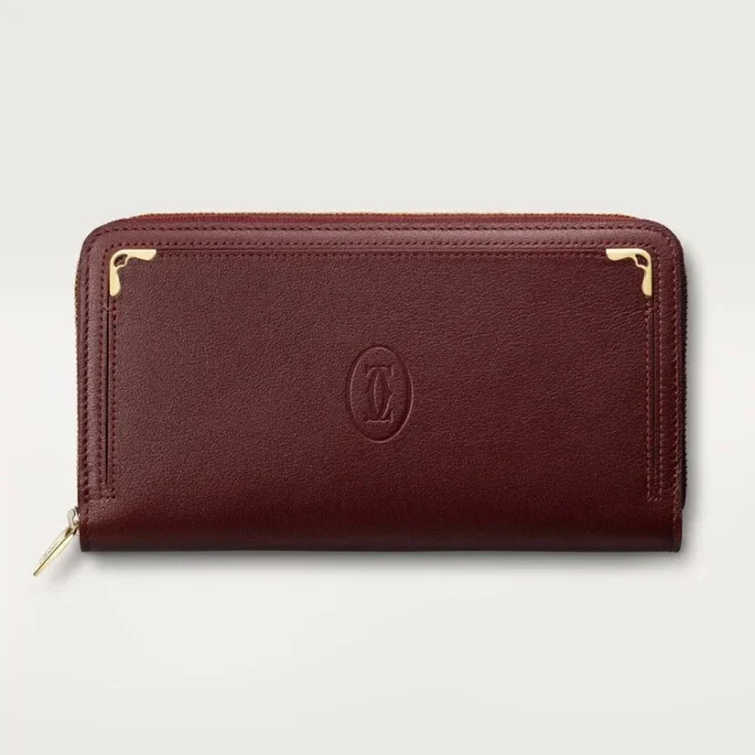 Portefeuille international zippé, Must De Cartier – Cuir de veau bordeaux, finition dorée – Cartier Portefeuille international zippé, Must De Cartier – Cuir de veau bordeaux, finition dorée – Cartier