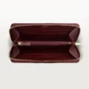 Portefeuille international zippé, Must De Cartier – Cuir de veau bordeaux, finition dorée – Cartier Portefeuille international zippé, Must De Cartier – Cuir de veau bordeaux, finition dorée – Cartier