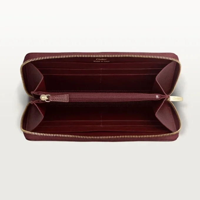 Portefeuille international zippé, Must De Cartier – Cuir de veau bordeaux, finition dorée – Cartier Portefeuille international zippé, Must De Cartier – Cuir de veau bordeaux, finition dorée – Cartier